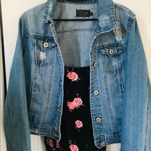 Cute denim jacket. Super comfy and casual.